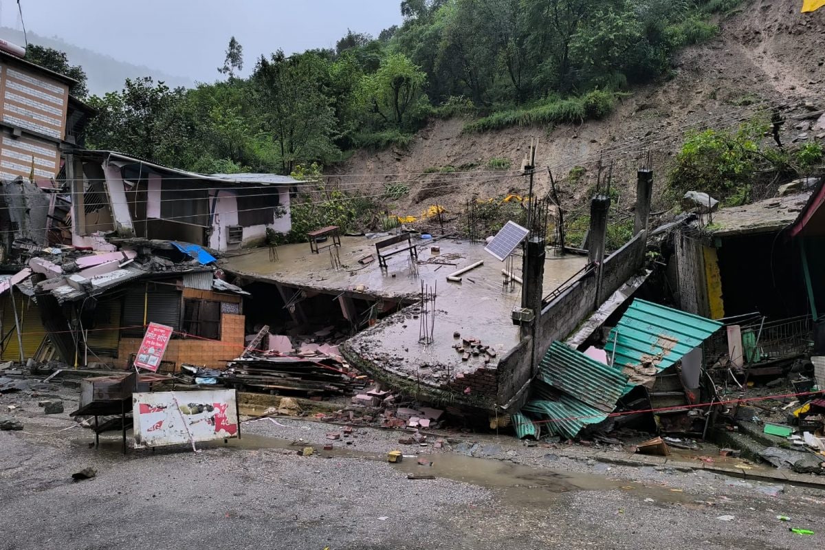 हिमाचल के बालीचौकी में दो मकान और गिरे  35 रिहायशी घरों पर भी खतरा मंडराया