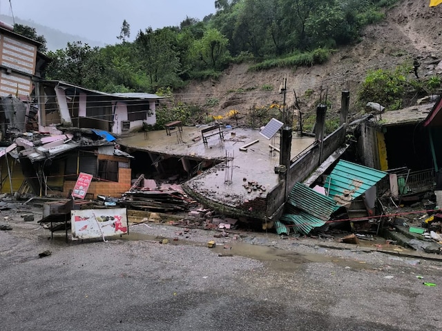 हिमाचल के बालीचौकी में दो मकान और गिरे, 35 रिहायशी घरों पर भी खतरा मंडराया हिमाचल के बालीचौकी में दो मकान और गिरे, 35 रिहायशी घरों पर भी खतरा मंडराया