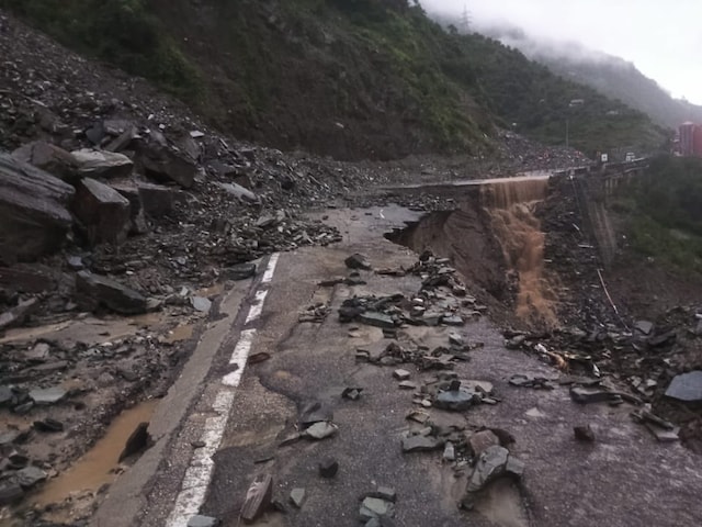 चंडीगढ़-मनाली NH पर बड़ा लैंडस्लाइड, कंगना का दावा-कई लोग-कारें दबने की आशंका चंडीगढ़-मनाली NH पर बड़ा लैंडस्लाइड, कंगना का दावा-कई लोग-कारें दबने की आशंका