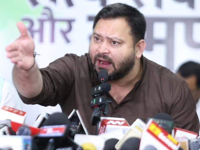 क्या फैक्ट चेक के चक्कर में खुद फंस गए तेजस्वी?RJD नेता के सवाल पर सियासी उबाल क्या फैक्ट चेक के चक्कर में खुद फंस गए तेजस्वी?RJD नेता के सवाल पर सियासी उबाल
