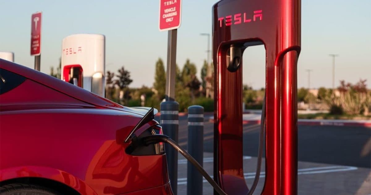 How much is the range of Tesla model Y with 2+2+2 seating configuration? Know the price too