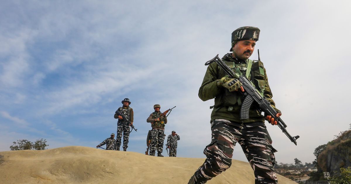 पाकिस्तान की LoC पर नई चाल, रात के अंधेरे में BAT ने किया हमला, एक जवान शहीद