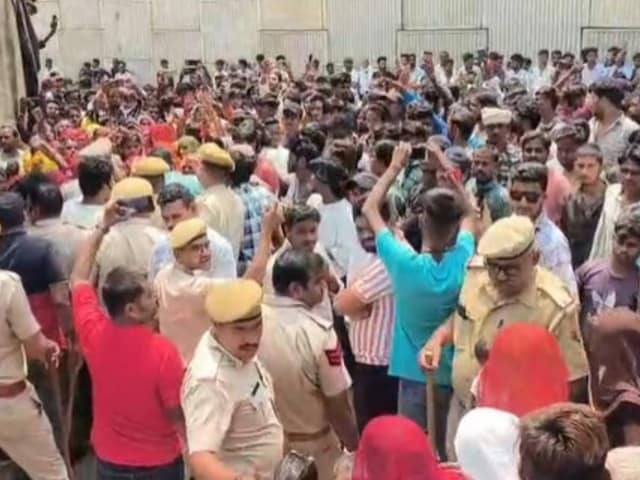 उदयपुर में मासूम बच्ची से रेप, आक्रोशित भीड़ ने काटा बवाल, SDM की जीप तोड़ी उदयपुर में मासूम बच्ची से रेप, आक्रोशित भीड़ ने काटा बवाल, SDM की जीप तोड़ी