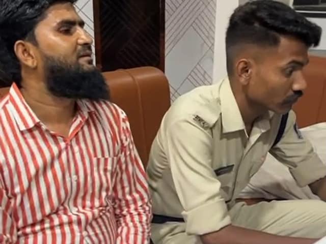 होटल में युवती के साथ था 'मौलाना', पकड़ा गया तो बताया भाई, मोबाइल से खुली पोल होटल में युवती के साथ था 'मौलाना', पकड़ा गया तो बताया भाई, मोबाइल से खुली पोल