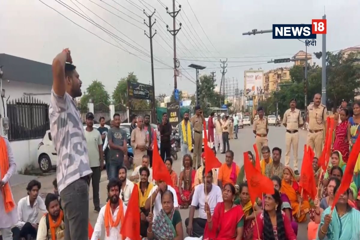 शराब की दुकान के विरोध में बजरंग दल, बीच सड़क किया हनुमान चालीसा का पाठ