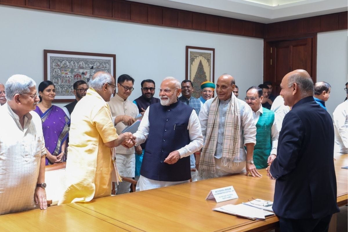 माहौल गंभीर बना के रखा है VP नामांकन में PM मोदी ने हंसी में बदला माहौल