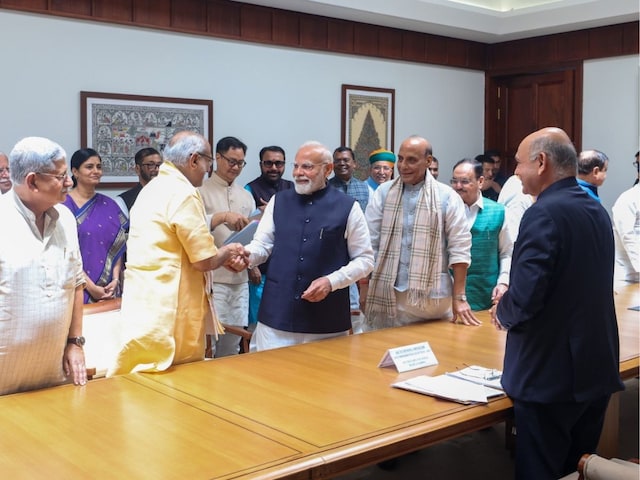 "माहौल गंभीर बना के रखा है"... VP नामांकन में PM मोदी ने हंसी में बदला माहौल