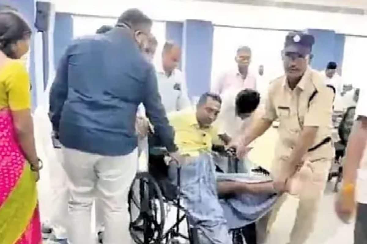 8 साल से सड़क की मांग कलेक्टर से की गुहार तो दिव्यांग को घसीट कर किया बाहर