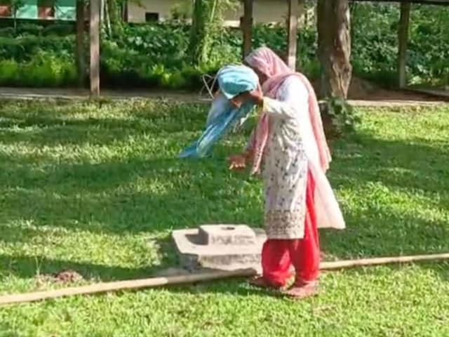 तिरंगे का अपमान बर्दाश्त नहीं...प्रिंसिपल ने पैरों से मोड़ा झंडा, हुई गिरफ्तार तिरंगे का अपमान बर्दाश्त नहीं...प्रिंसिपल ने पैरों से मोड़ा झंडा, हुई गिरफ्तार