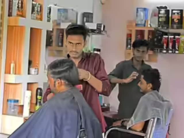 टूटी सदियों पुरानी बेड़ियां… पहली बार गांव की दुकान पर दलितों ने कटवाए बाल टूटी सदियों पुरानी बेड़ियां… पहली बार गांव की दुकान पर दलितों ने कटवाए बाल