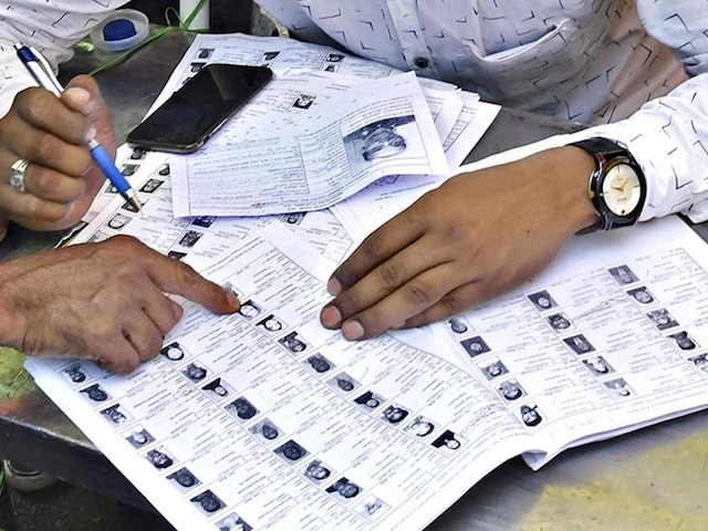 नो SIR, नो Vote… बिहार के बाद अब बंगाल में बवाल, बुरी तरह फंस गया चुनाव आयोग! नो SIR, नो Vote… बिहार के बाद अब बंगाल में बवाल, बुरी तरह फंस गया चुनाव आयोग!