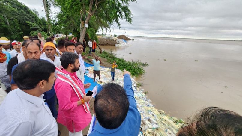 उत्तर प्रदेश में भारी बारिश और बाढ़ के हालात को देखते हुए मुख्यमंत्री योगी आदित्यनाथ ने अपनी 'टीम 11' को तुरंत ग्राउंड जीरो पर पहुंचने के निर्देश दिए. टीम के सदस्य लगातार प्रभावित इलाकों में जाकर स्थिति का जायज़ा ले रहे हैं और राहत कार्यों की निगरानी कर रहे हैं. उत्तर प्रदेश में भारी बारिश और बाढ़ के हालात को देखते हुए मुख्यमंत्री योगी आदित्यनाथ ने अपनी 'टीम 11' को तुरंत ग्राउंड जीरो पर पहुंचने के निर्देश दिए. टीम के सदस्य लगातार प्रभावित इलाकों में जाकर स्थिति का जायज़ा ले रहे हैं और राहत कार्यों की निगरानी कर रहे हैं.