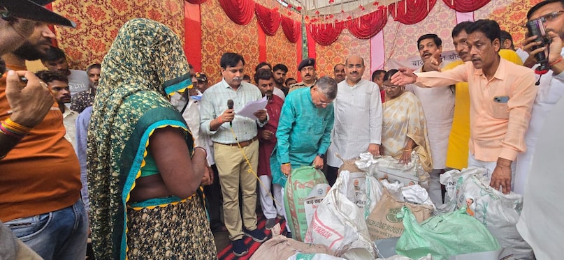 वहीं, बाढ़ से प्रभावित इटावा में मंत्री धर्मवीर प्रजापति ने ज़मीनी हालात देखे और लोगों के बीच राहत सामग्री का वितरण करवाया. उन्होंने कहा कि सरकार पूरी तरह सतर्क है और किसी को भी परेशानी नहीं होने दी जाएगी. वहीं, बाढ़ से प्रभावित इटावा में मंत्री धर्मवीर प्रजापति ने ज़मीनी हालात देखे और लोगों के बीच राहत सामग्री का वितरण करवाया. उन्होंने कहा कि सरकार पूरी तरह सतर्क है और किसी को भी परेशानी नहीं होने दी जाएगी.