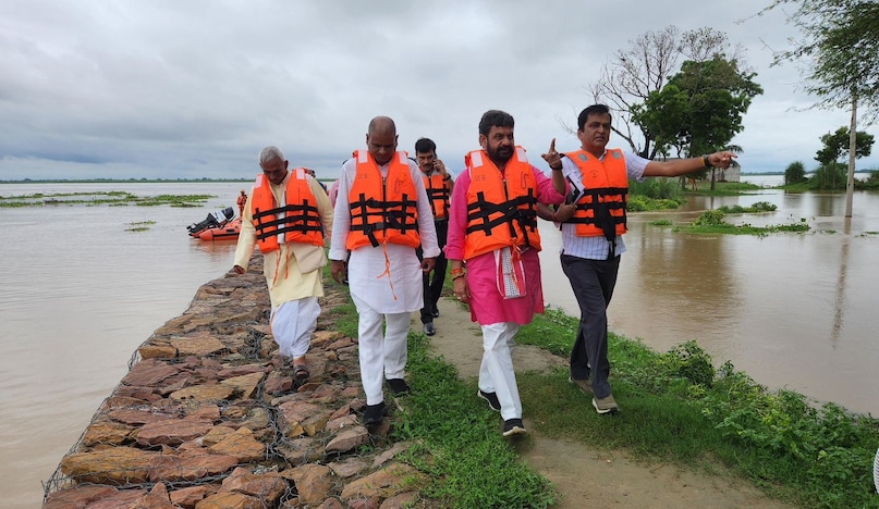 बलिया ज़िले में बाढ़ से प्रभावित क्षेत्रों का दौरा करते हुए मंत्री दयाशंकर मिश्र ने स्थानीय लोगों से मुलाकात की. उन्होंने प्रशासनिक अधिकारियों के साथ बैठक कर राहत कार्य तेज़ करने के निर्देश दिए और लोगों को हरसंभव मदद का भरोसा दिलाया. बलिया ज़िले में बाढ़ से प्रभावित क्षेत्रों का दौरा करते हुए मंत्री दयाशंकर मिश्र ने स्थानीय लोगों से मुलाकात की. उन्होंने प्रशासनिक अधिकारियों के साथ बैठक कर राहत कार्य तेज़ करने के निर्देश दिए और लोगों को हरसंभव मदद का भरोसा दिलाया.