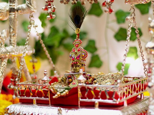 If you are going to Mathura with family on Janmashtami, then take special care of these things