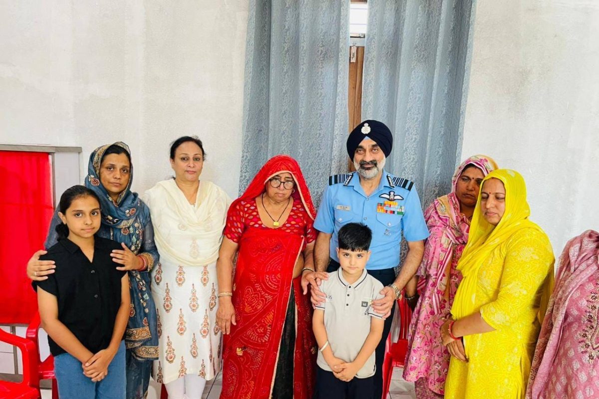 वायुसेना अध्यक्ष ने झुंझुनूं में शहीद सुरेंद्र मोगा को दी श्रद्धांजलि