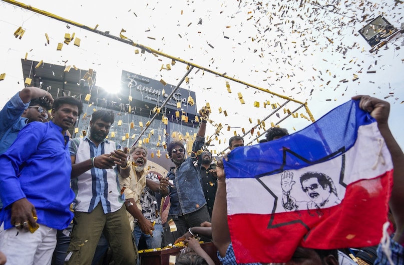 Coolie, Rajinikanth film, Rajinikanth Coolie became blockbuster, Rajinikanth Fans celebrations outside movie theatre, 7 points why should watch Rajinikanth watch, war 2, Coolie Movie Review, कूली, रजनीकांत की फिल्म, रजनीकांत की कूली ब्लॉकबस्टर हो गई, सिनेमाघर के बाहर रजनीकांत के प्रशंसकों का जश्न, 7 पॉइंट्स कि आपको रजनीकांत की कूली क्यों देखना चाहिए, वॉर 2, कूली मूवी रिव्यू