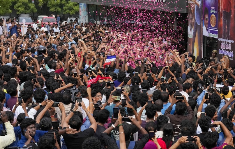 Coolie, Rajinikanth film, Rajinikanth Coolie became blockbuster, Rajinikanth Fans celebrations outside movie theatre, 7 points why should watch Rajinikanth watch, war 2, Coolie Movie Review, कूली, रजनीकांत की फिल्म, रजनीकांत की कूली ब्लॉकबस्टर हो गई, सिनेमाघर के बाहर रजनीकांत के प्रशंसकों का जश्न, 7 पॉइंट्स कि आपको रजनीकांत की कूली क्यों देखना चाहिए, वॉर 2, कूली मूवी रिव्यू