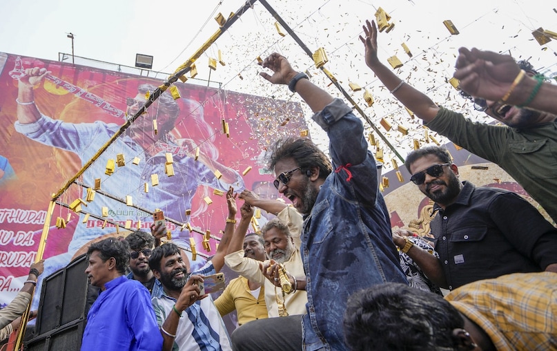 Coolie, Rajinikanth film, Rajinikanth Coolie became blockbuster, Rajinikanth Fans celebrations outside movie theatre, 7 points why should watch Rajinikanth watch, war 2, Coolie Movie Review, कूली, रजनीकांत की फिल्म, रजनीकांत की कूली ब्लॉकबस्टर हो गई, सिनेमाघर के बाहर रजनीकांत के प्रशंसकों का जश्न, 7 पॉइंट्स कि आपको रजनीकांत की कूली क्यों देखना चाहिए, वॉर 2, कूली मूवी रिव्यू
