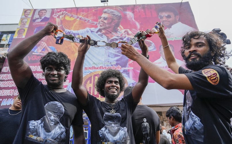 Coolie, Rajinikanth film, Rajinikanth Coolie became blockbuster, Rajinikanth Fans celebrations outside movie theatre, 7 points why should watch Rajinikanth watch, war 2, Coolie Movie Review, कूली, रजनीकांत की फिल्म, रजनीकांत की कूली ब्लॉकबस्टर हो गई, सिनेमाघर के बाहर रजनीकांत के प्रशंसकों का जश्न, 7 पॉइंट्स कि आपको रजनीकांत की कूली क्यों देखना चाहिए, वॉर 2, कूली मूवी रिव्यू