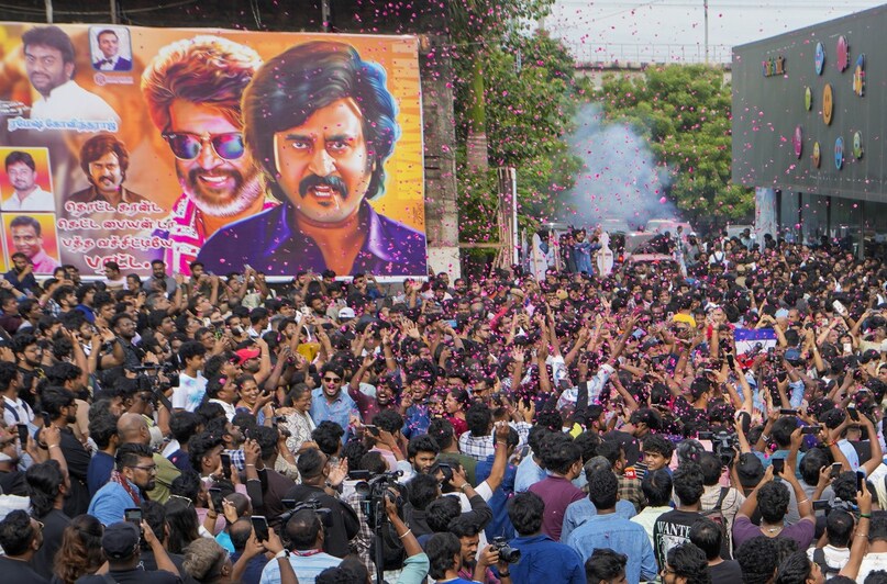 Coolie, Rajinikanth film, Rajinikanth Coolie became blockbuster, Rajinikanth Fans celebrations outside movie theatre, 7 points why should watch Rajinikanth watch, war 2, Coolie Movie Review, कूली, रजनीकांत की फिल्म, रजनीकांत की कूली ब्लॉकबस्टर हो गई, सिनेमाघर के बाहर रजनीकांत के प्रशंसकों का जश्न, 7 पॉइंट्स कि आपको रजनीकांत की कूली क्यों देखना चाहिए, वॉर 2, कूली मूवी रिव्यू