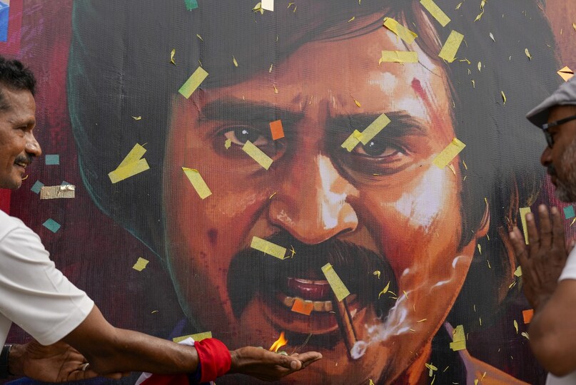 Coolie, Rajinikanth film, Rajinikanth Coolie became blockbuster, Rajinikanth Fans celebrations outside movie theatre, 7 points why should watch Rajinikanth watch, war 2, Coolie Movie Review, कूली, रजनीकांत की फिल्म, रजनीकांत की कूली ब्लॉकबस्टर हो गई, सिनेमाघर के बाहर रजनीकांत के प्रशंसकों का जश्न, 7 पॉइंट्स कि आपको रजनीकांत की कूली क्यों देखना चाहिए, वॉर 2, कूली मूवी रिव्यू