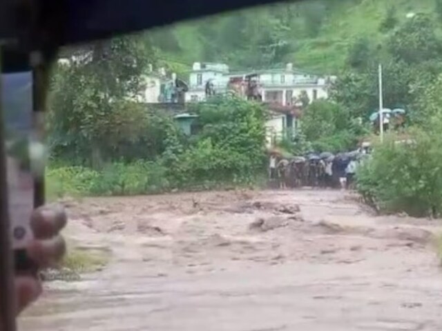किश्‍तवाड़ में आया फ्लैश फ्लड, 10 श्रद्धालुओं की मौत, बचाव कार्य में जुटी SDRF
