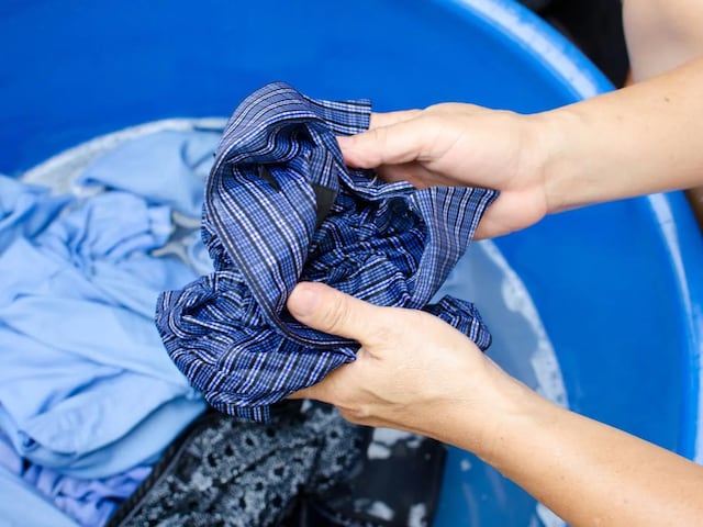 गर्म पानी में कपड़े धोना कितना सही है? आइए जानते हैं इसके फायदे और नुकसान गर्म पानी में कपड़े धोना कितना सही है? आइए जानते हैं इसके फायदे और नुकसान