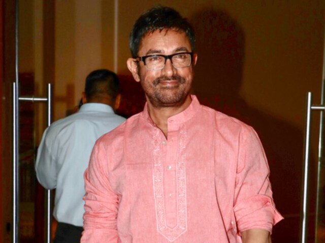 गणेशोत्सव में शामिल हुए आमिर खान, राज ठाकरे के घर जाकर किए बप्पा के दर्शन गणेशोत्सव में शामिल हुए आमिर खान, राज ठाकरे के घर जाकर किए बप्पा के दर्शन