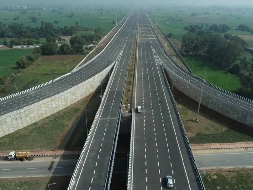 इस कड़ी में पहला हाइवे है दिल्ली के धौला कुआं से मानेसर तक बनने वाला एलीवेटेड रोड. दिल्ली-जयपुर एक्सप्रेसवे पर ट्रैफिक जाम की समस्या को हल करने के लिए इस रोड का निर्माण किया जाएगा. यह योजना अगले कुछ महीने में तैयार की जाएगी.केंद्रीय सड़क परिवहन और राजमार्ग मंत्री नितिन गडकरी और केंद्रीय मंत्री राव इंद्रजीत सिंह के बीच हुई बैठक में इस पर सहमति बन चुकी है.