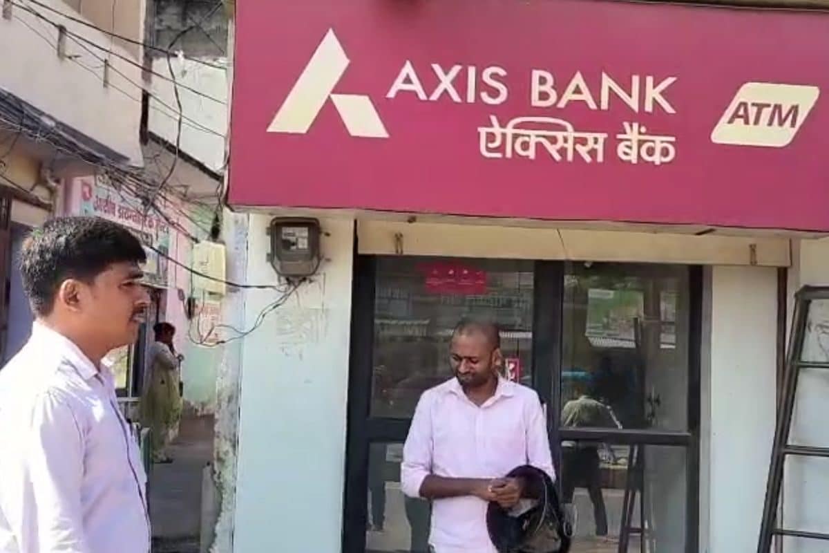 ATM मशीन में फंसा रह गया कार्ड, हेल्पलाइन नंबर ने भी युवक को किया गुमराह