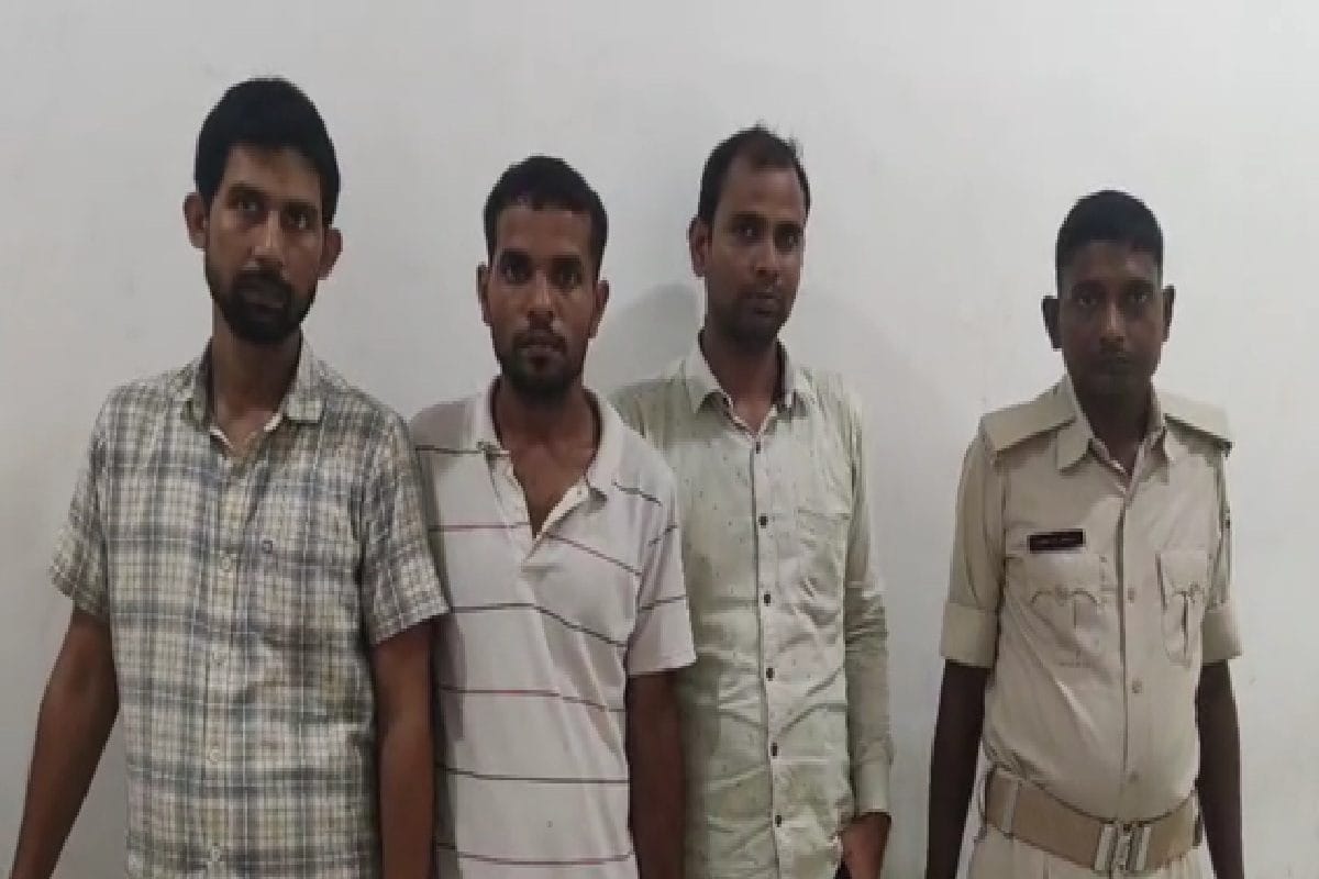 सिपाही भर्ती परीक्षा देने पहुंचे 2 युवक, असली-नकली के फेर में उलझे एग्जामिनर