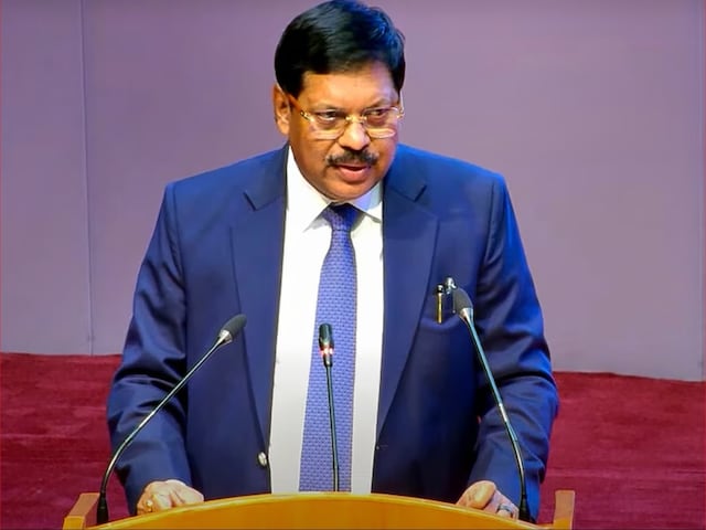 CJI बीआर गवई ने अपनों को दी नसीहत, हाईकोर्ट जजों के रोस्टर पर कही बड़ी बात CJI बीआर गवई ने अपनों को दी नसीहत, हाईकोर्ट जजों के रोस्टर पर कही बड़ी बात