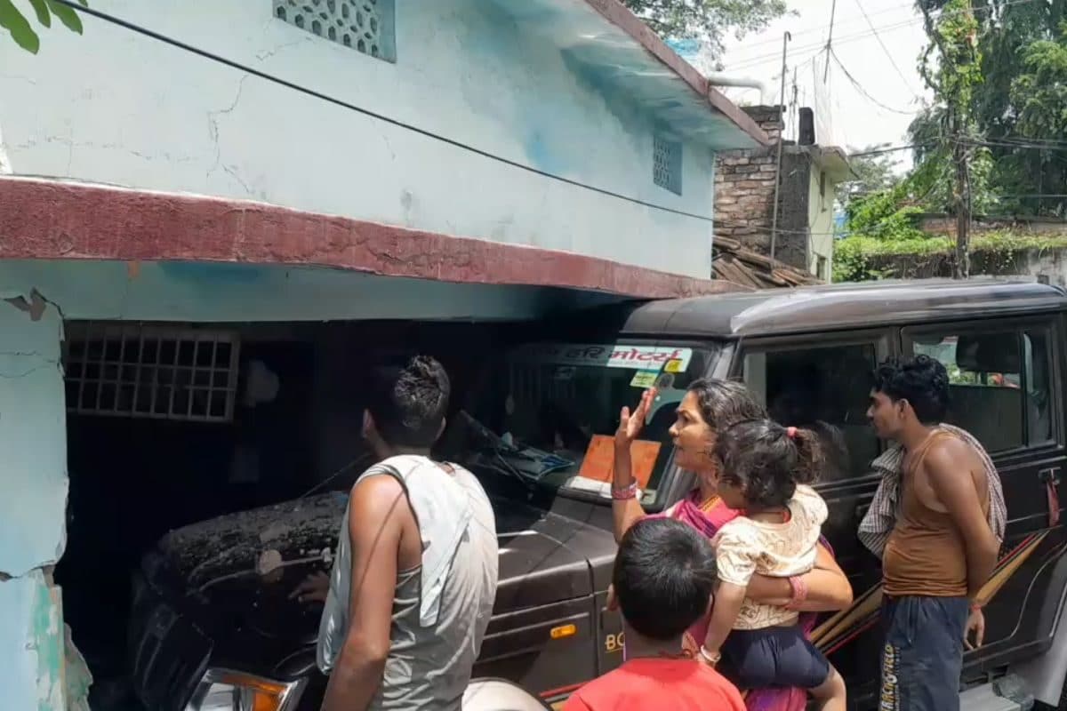 भाई को राखी बांध रही थी बहन, तभी दीवार तोड़ते हुए घर में घुसी कार
