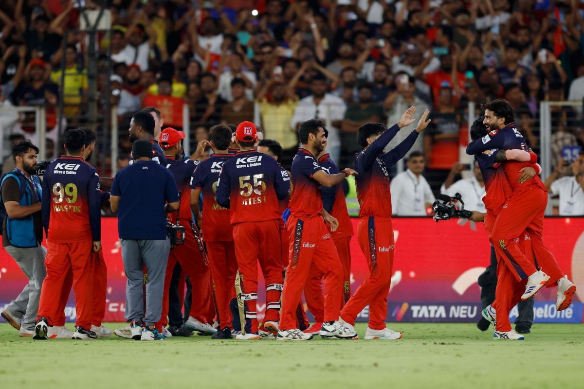 RCB स्टार ने एक हाथ से लपका कैच, झुठला दिए फिजिक्स के नियम, हर कोई हक्का-बक्का