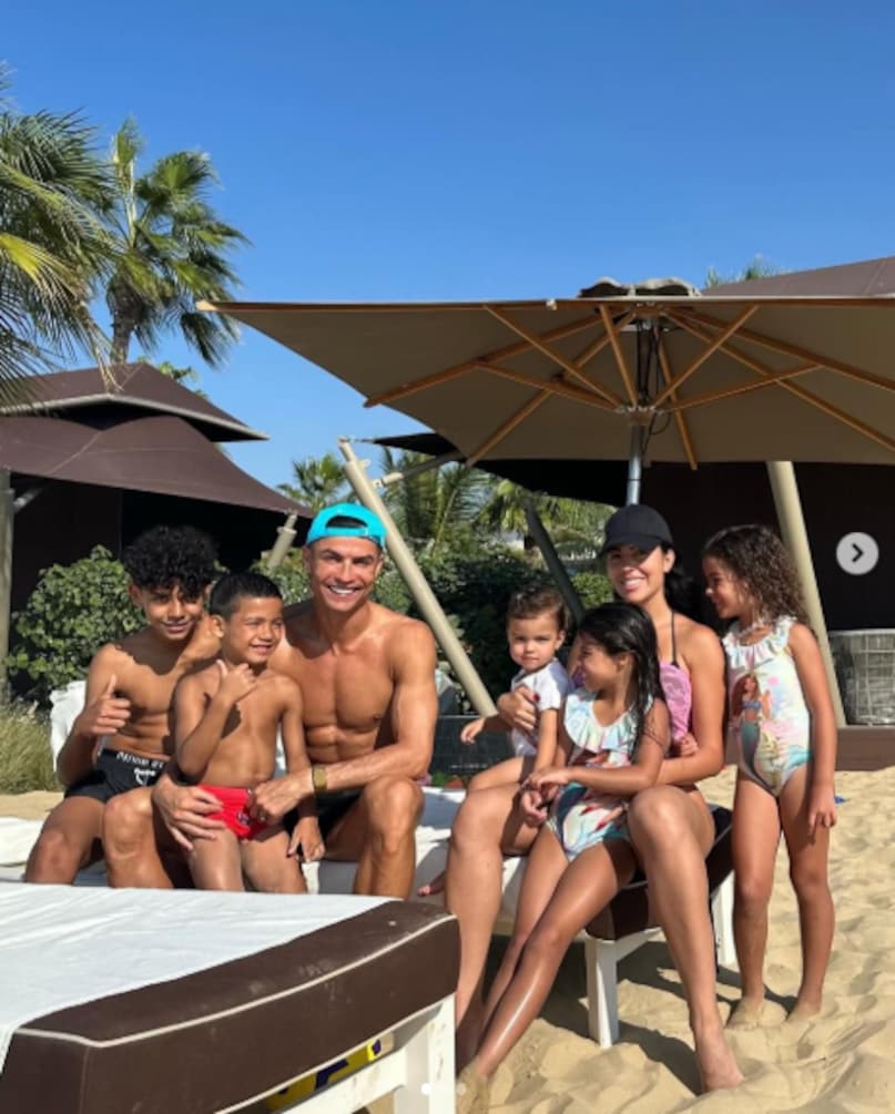 Cristiano Ronaldo, what is price of engagement ring Ronaldo Georgina Rodrigues, Cristiano Ronaldo Engagement Ring, Cristiano Ronaldo Georgina Rodrigues Engagement, Georgina Rodrigues Engagement Ring Cost, Ronaldo Georgina Rodrigues Engagmen ring cost, Georgina Rodrigues girl friend Ronaldo, Cristiano Ronaldo Net worth, क्रिस्टियानो रोनाल्डो, जॉर्जिना रोड्रिग्स, रोनाल्डो जॉर्जिना सगाई, जॉर्जिना को रोनाल्डो ने दी हीरे की अंगूठी 
