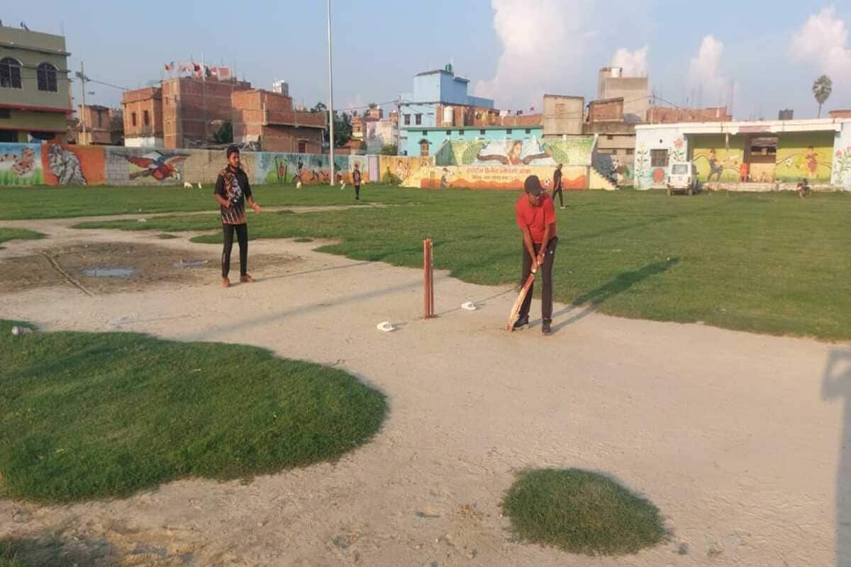 एक तरफ गांव में था मातम! दूसरे तरफ SDM साहब क्रिकेट में व्यस्त, मचा बवाल