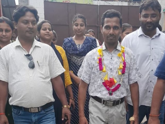 सुपौल के शिक्षक दिलीप कुमार ने रचा इतिहास, गांव से राष्ट्रीय सम्मान तक का सफर सुपौल के शिक्षक दिलीप कुमार ने रचा इतिहास, गांव से राष्ट्रीय सम्मान तक का सफर