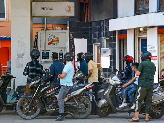 लखनऊ से पटना तक आज सस्ता हो गया पेट्रोल, चेक करें शहर का ताजा रेट लखनऊ से पटना तक आज सस्ता हो गया पेट्रोल, चेक करें शहर का ताजा रेट