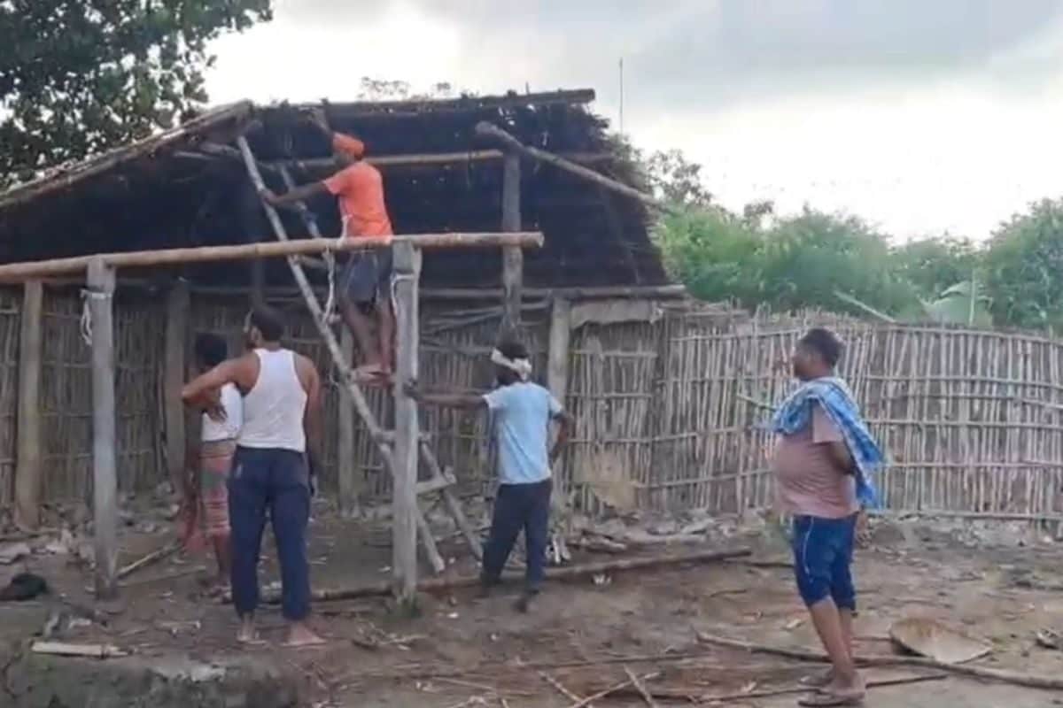 खुद घर उजाड़ रहे लोग, गांव से हुए विदा, बिहार में नदियां लील रहीं जमीन