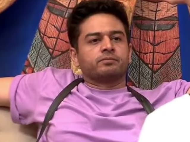 चिकन के बाद बिग बॉस के घर में अरहर की दाल के लिए रार, गौरव खन्ना बन बैठे विलेन चिकन के बाद बिग बॉस के घर में अरहर की दाल के लिए रार, गौरव खन्ना बन बैठे विलेन