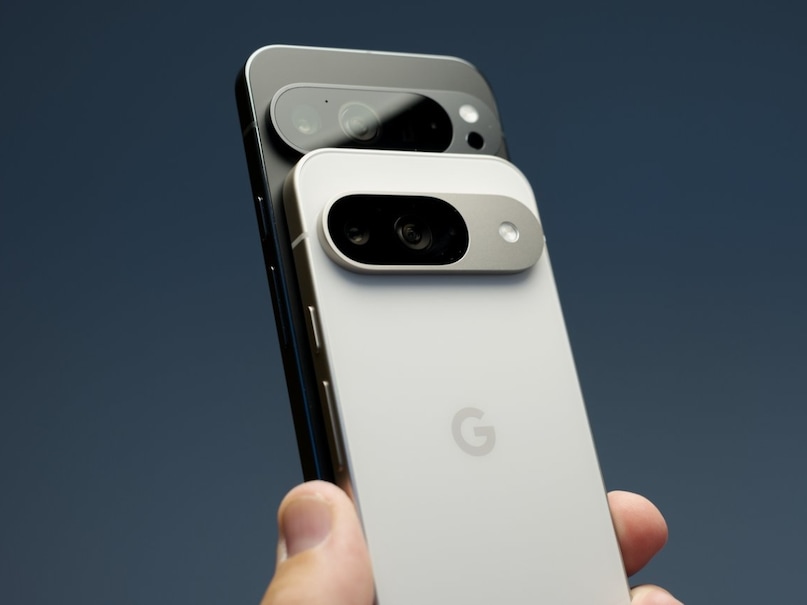 This phone, which was priced at ₹ 79,999 at the time of launch, is now listed at ₹ 74,999, and with additional offers its price can go down to less than ₹ 55,000.