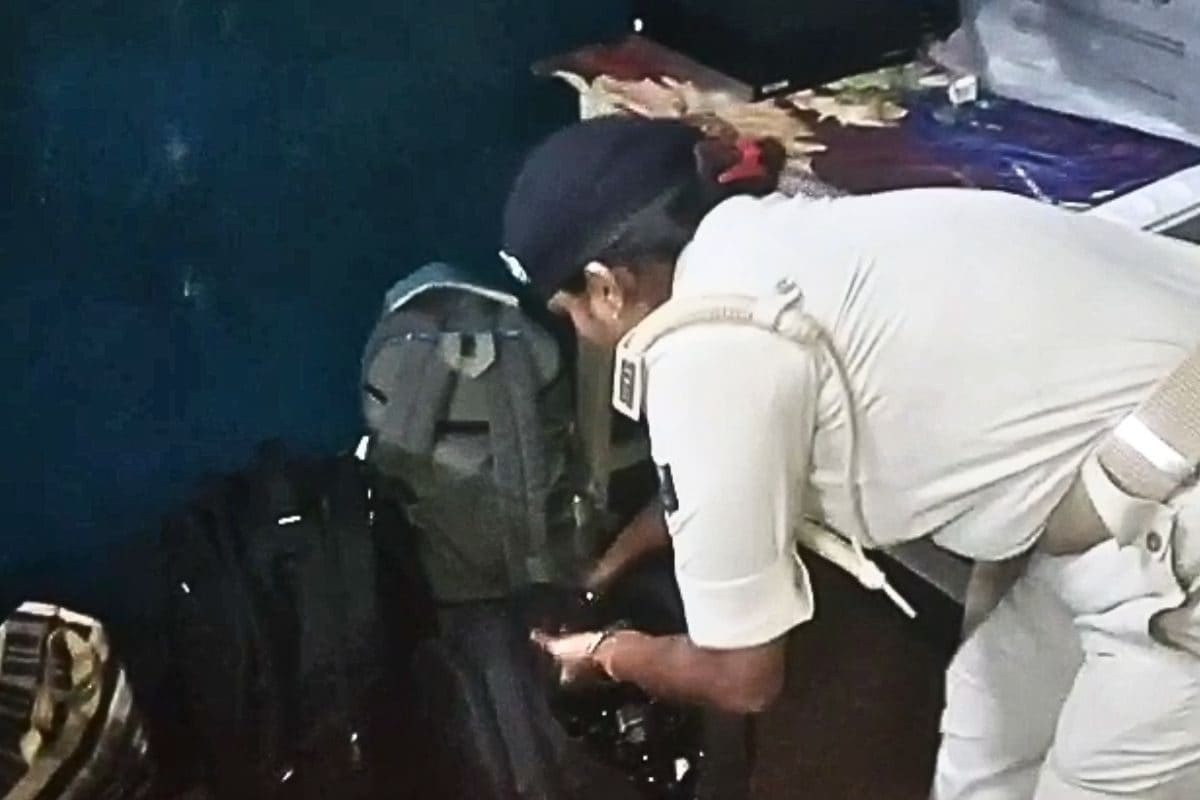 इंटरसिटी एक्सप्रेस में 6 बैग लादकर घुसे दो युवक, GRP से बोले- दवाई है दवाई...
