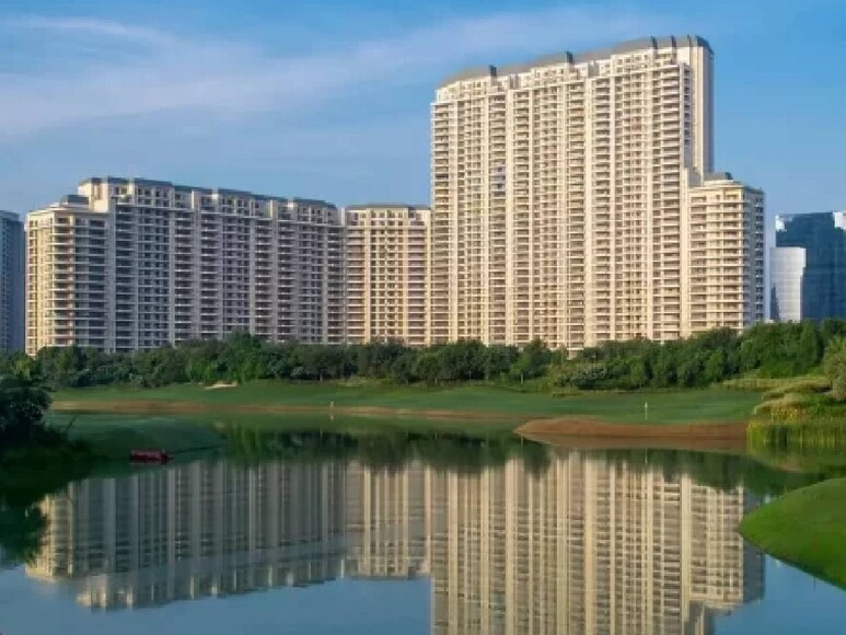 लोगों को अब लग्‍जरी फ्लैट सोसायटीज में होटलों वाला नजारा चाहिए. 