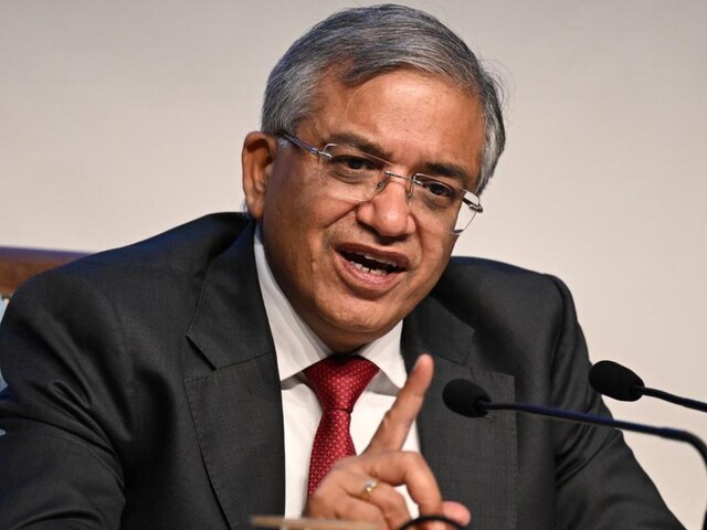 SIR के खिलाफ रोड पर उतरे राहुल-तेजस्वी, उधर EC ने जनता से पूछ डाले 5 सवाल