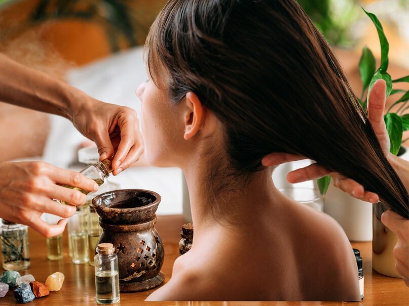 आख़िर में अपने आहार को कम मत आंकिए. एंटीऑक्सीडेंट्स (जैसे बेरीज़, हरी पत्तेदार सब्ज़ियाँ और मेवे) और ओमेगा-3 फैटी एसिड्स (जैसे अलसी के बीज या फैटी मछली) से भरपूर प्लेट शरीर के अंदर से सूजन को कम करती है और आपके स्कैल्प की मजबूती को सपोर्ट करती है.