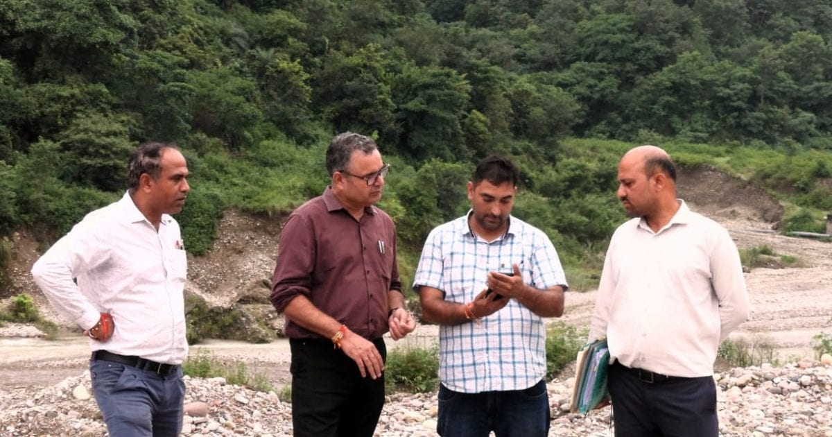 भाजपा विधायक आशीष शर्मा के चाचा के क्रशर पर पुलिस ने डाली रेड, जेसीबी मशीनें, टिप्पर और सामान जब्त
