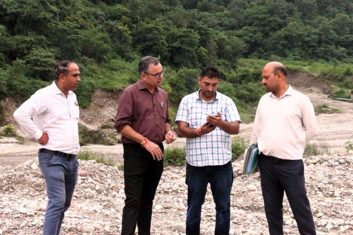 भाजपा विधायक के चाचा के क्रशर पर पुलिस ने डाली रेड JCB मशीनें और टिप्पर जब्त