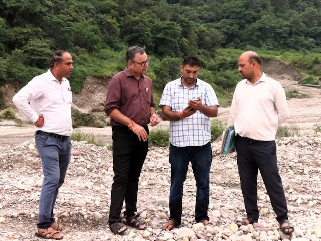 भाजपा विधायक के चाचा के क्रशर पर पुलिस ने डाली रेड, JCB मशीनें और टिप्पर जब्त