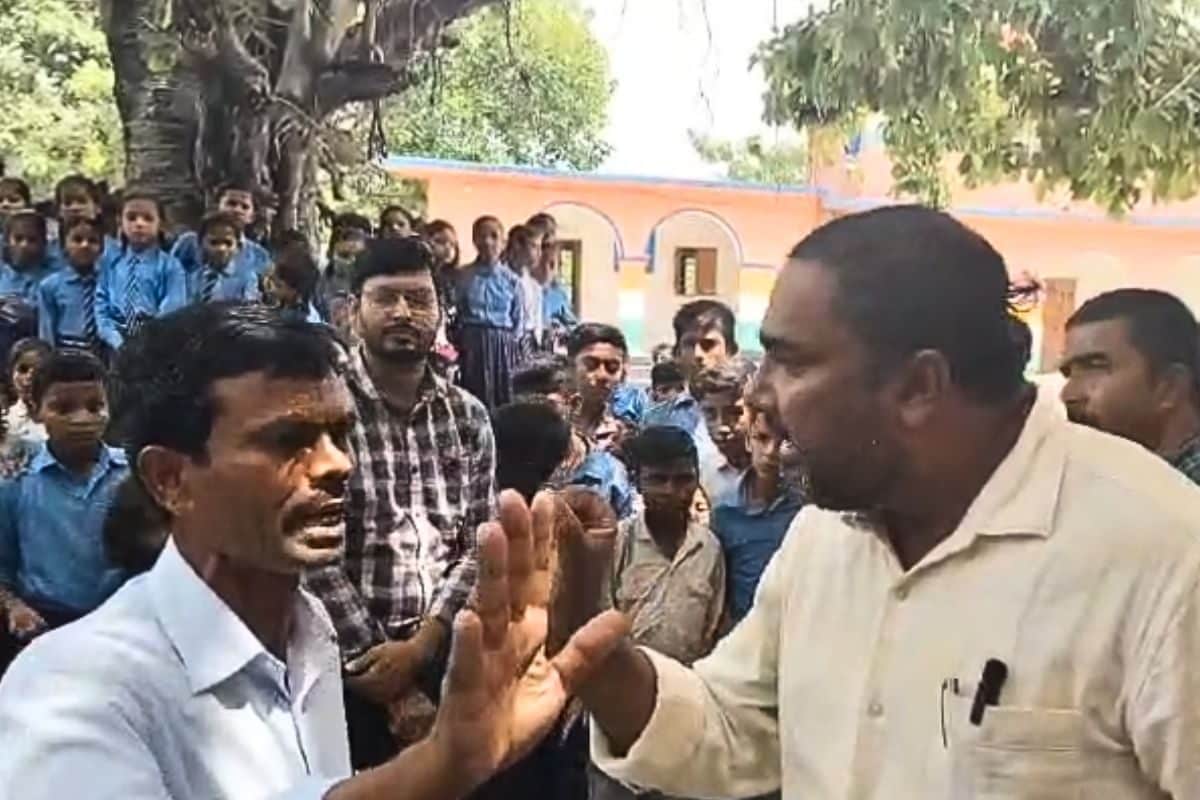 आग बबूला हुए हेडमास्टर, इंस्पेक्शन करने पहुंचे शख्स को सुनाई खरी-खोटी